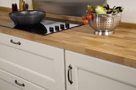 Encimera fabricada en madera de haya maciza con relieve liso y acabado matizado para un aspecto rústico de múltiples tonalidades. Encimeras Para Cocina Ventajas Y Desventajas Del Granito Cuarzo Etc Entreherramientas