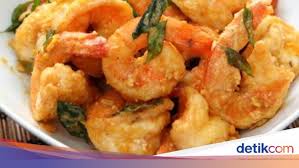 Bahan (5 porsi) 750 gram udang segar ukuran sedang, cuci, buang kepala dan kupas; Udang Telur Asin Yang Gurih Bisa Dibuat Sendiri Dengan 5 Langkah Ini