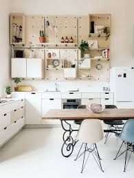 Schone Kuche Mit Esszimmer Und Lochwand Mit Regalen Und Behaltern Zeitgenossisches Apartment Kuchenumbau Inneneinrichtung