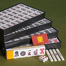 ¡a quién no le gusta jugar mahjong, nunca ha jugado mahjong antes! Amazon Com Yellow Mountain Imports Japanese Riichi Mahjong Set Azulejos De Tamano Estandar Blanco Y Amarillo Con Funda De Vinilo Negro Con Azulejos De Viento Del Este Juego De Palos De