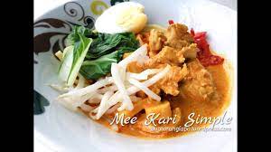 Resepi mee kari dihiaskan dengan telur rebus, tauhu goreng, sawi celur, taugeh, cili merah, lemon/ limau kasturi, timun, daun sup, bawang goreng dan sebagainya. Mee Kari Simple Yang Sedap Dan Mudah Buat Orang Lapo