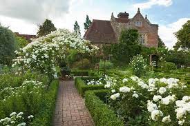 Moon Gardens Include Plants With White Flowers And Silver Or Variegated Foliage That Can Be Seen Reflected In Th Moon Garden White Gardens Garden Plants Design