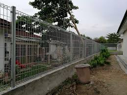 Pagar brc ni bukan anjing sahaja yang tak masuk, babi hutan pun belum tentu lepas. Pagar Sekuriti Brc Brc Security Fence Services Home Services Renovations On Carousell