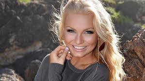 Taylor Curry's Instagram, Twitter & Facebook