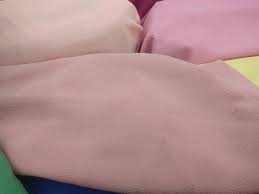 Jenis kain yang satu ini memang betul tidak transfaran, dan warnanya pun tidak seperti jenis kain yang terbuat dari sutra, lebih tepatnya tidak berkilau. Kain Bahan Bubble Crepe Bubble Pop Shopee Indonesia