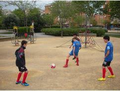 Niños jugando en la calle futbol. Juegos De Futbol En La Calle