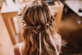 Idees De Coiffures De Mariage Tresses Boheme Cool Et Couronne De Fleurs Coiffure Mariage Coiffure Mariage Tresse Coiffure Fillette Mariage