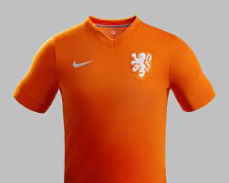 De shirts vind je terug voor alle doelgroepen, denk aan het nederlands elftal shirt damesshirt. De Ware Leeuw Is Terug Op Het Shirt Van Oranje Nederlands Voetbal Ad Nl