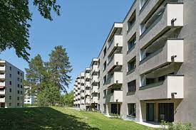 Das umland ist dicht besiedelt. Gesamtinstandsetzung Wohnsiedlung Paradies Stadt Zurich