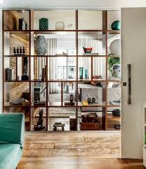 Biasanya pada desain interior yang menggabungkan antara ruang tamu dengan ruang tengah, diperlukan partisi guna memisahkan keduanya. Trik Khusus 30 Partisi Rumah Minimalis Kecil Jadi Luas
