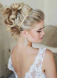 Braut Mit Weissem Kleid Mit Spitze Und Schoner Frisur Hochzeitsfrisuren Frisur Hochzeit Hochsteckfrisuren Hochzeit