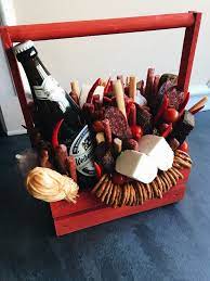 Bier Geschenke Selber Machen Bierbehalter Mit Leckerein Bierflaschen Biergeschenke Salzgeback Knabberzeug Kase Knabbereien Id Biergeschenke Bierkorb Geschenke