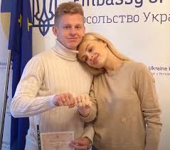 ↑ zinchenko is man city etihad potm manchester city fc (англ.). Zorya Londonsk On Twitter Breaking Oleksandr Zinchenko Married His Girlfriend Vlada Sedan In Secret At The Ukrainian Embassy In London Back In March Before Lockdown Vlada Zinchenko Has Revealed This In