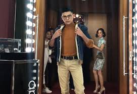 Aku cuba bersuara walaupun lidahku kelu perasaanku padamu seluas lautan biru berikan ku satu peluang untuk mengenalimu. Tidak Pernah Patah Semangat Andi Bernadee Mohon Satu Peluang