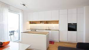 moderne weiss kuche mit nischen in eichenholz mit kucheninsel kuchenstudio tischlerei laserer in salzburg moderne weisse kuchen moderne kuche kuche eiche