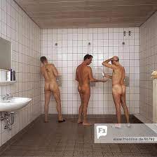 Rückansicht des drei nackte Männer, die Dusche