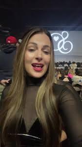 You make me wanna make you fall in loveeee 💋 #juno #sabrinacarpenter  #shortnsweettour #shortnsweet #concert #bestfriendtok