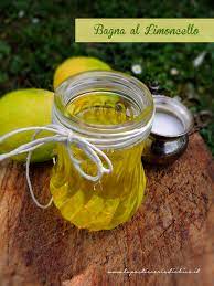 Il babà è il dolce tipico della tradizione campana, ma quello al limoncello è una versione più fresca e leggera di quello al rum. La Pasticceria Di Chico Bagna Al Limoncello