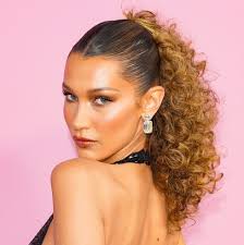 Capelli ricci estate 2019, Bella Hadid e la coda sui capelli ricci di  tendenza