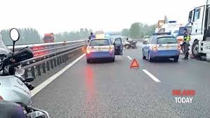 From wikimedia commons, the free media repository. Incidente Sull Autostrada A7 Si Schianta In Auto Scende A Controllolare E Viene Travolto E Ucciso