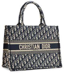 #christiandior #diorbooktote #louisvuitton #lvonthegoi hope you enjoy this video comparing the louis vuitton on the go tote gm to the christian dior large bo. Dior Book Tote Dior Damen 24s