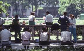 1983 Urbanist William H Whyte Advocated Movable Seating In Public Spaces Citing The Social Limitations Of Fixed Seating Such As Benches And Railings Bryan Bryant Park Public Space Park