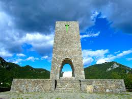 Il paese, che contava una trentina di abitanti nel 2006, è raggiungibile solo da sud attraverso una strada che parte da. Sant Anna Di Stazzema Europe Remembers
