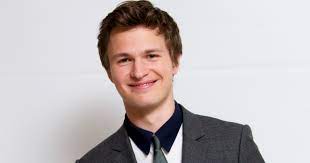 Hazel schleppt wegen der metastasen in der lunge einen kleinen sauerstoffwagen mit sich rum, hilft ihr beim atmen. Ansel Elgort Uber Das Schicksal Ist Ein Mieser Verrater Cinema De