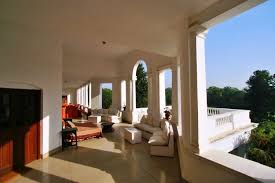 5 Facts About Saif Ali Khan And Kareena Kapoor Khan S Pataudi Palace In 2020 House Outdoor Decor Palace