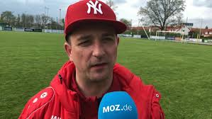 Fußball Brandenburgliga Video: Spitzenteam feiert Sieg auf Baumblütenfest