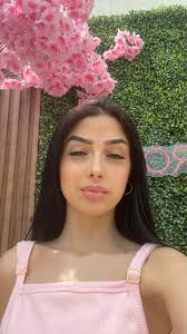 Na minha cabeça é quase impossível acreditar que há pessoas que achem  bonito extensão de cílios. ISSO É HORROROSO!! Volume disso, volume daquilo…  n me odeiem, mas é feio demais. Aaah mas