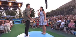 Allsang på grensen is the program where you can experience the famous and beloved artists and vote on popular songs in the summer setting at the fortress in halden. Ben Adams Og Ulrikke Brandstorp Med Magisk Duett Under Allsang Pa Grensen