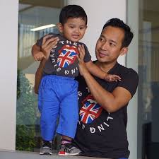 Manis Banget Denny Cagur Begitu Dekat Dengan Anak Angkatnya Matamata Com