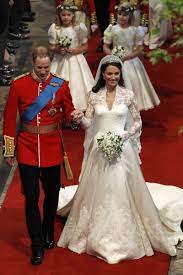 10 Hidden Details You Didn T Know About Kate Middleton S Wedding Dress Kate Middleton Wedding Dress Kate Middleton Wedding Kate Wedding Dress