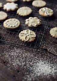 Biscuits Au Beurre Aux Noisettes Glacage Blanc Trois Fois Par Jour Recipe Sweet Cookies Yummy Biscuits Hazelnut Butter