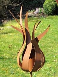 Die Feuerblume Fiamma Ist Als Gartenstecker Rost Erhaltlich Kann Mit Kerzen Oder Einer Kleinen Brenngeldose Beleuc Gartenstecker Edelrost Metall Gartenkunst