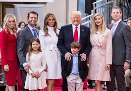 Elle est depuis 2005 l'épouse de donald trump. Famille Trump Qui Sont Les Femmes Et Les Enfants De Donald Trump Elle