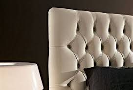 Divani lineari e componibili di alta gamma, divani trasformabili in letto grazie a meccanismi d'eccellenza, poltrone da soggiorno e pouf poggiapiedi decorativi, preziosi tavolini da caffè, tavoli e sedie personalizzati e letti imbottiti per camere sofisticate. Cuscini Per Testata Letto Letti