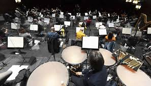 La messa della notte di natale anticipata di due ore, alle 19,30, soltanto un centinaio di fedeli nella basilica di san pietro, e il papa che celebra in la santa sede, francesco pronuncerà il messaggio natalizio e impartirà la benedizione urbi et orbi nell'aula delle benedizioni, in diretta sulla rete e in tv. B8b6wkrbzyuz5m