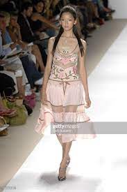 ニュース写真 : Anne Watanabe wearing Tracy Reese Spring 2006... | 衣類,  ランウェイファッション, サマードレス
