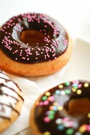 Donuts Americains Glacage Chocolat Noir Blanc Lilie Bakery Recettes Photographie Culinaire Recept In 2020 Broodjes