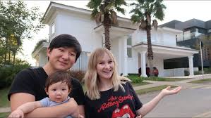 Sammy, a mulher de pyong lee, está na reta final da gestação e jake pode nascer a qualquer sammy, mulher de pyong lee, mostra o quarto que o casal montou para jake (divulgação/grão de. Ex Bbb Pyong Lee Mostra Nova Mansao Com Jardim Piscina E Sala Minimalista Veja Folha Pe