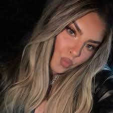 Julie Kamp's Instagram, Twitter & Facebook