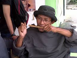 Cara memainkan kuriding yaitu menempelkannya di mulut dengan tangan kiri memegang tali yang. Mengenal 12 Alat Musik Tradisional Kalimantan Selatan Yang Langka