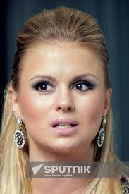 Seks ona kelin gropes uyqu