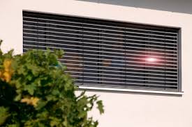 Eine vergleichsweise preiswerte möglichkeit, seine fensterfronten mit einem sonnenschutz zu versehen, bieten spezielle folien, die außen oder innen auf die fensterscheibe. Aussen Jalousien Fur Ihr Zuhause Zeuge Sonnenschutz