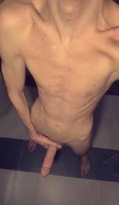 20 looking for some BBC BWC or MUSCULAR MAN please only add me if you have  a big dick (shaved) or if you are muscular (btw im skinny :p ) SNAPCHAT:  ardian112233.