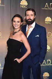 Claire elizabeth cooper es una actriz inglesa, más conocida por haber interpretado a jacqui mcqueen en la serie hollyoaks. Former Hollyoaks Stars Claire Cooper And Emmett Scanlan Launch New Us Show Together Hello