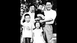 He has one daughter and three sons. Remembering Lee Kuan Yew Devoted Husband And Caring Father Lee Kuan Yew Singapore Photos History Of Singapore