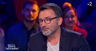 It has been hosted by frédéric lopez (who is also the originator of the concept) for years and is now hosted by raphaël de casabianca. Rendez Vous En Terre Inconnue Quelle Audience Pour La Derniere De Frederic Lopez Toutelatele